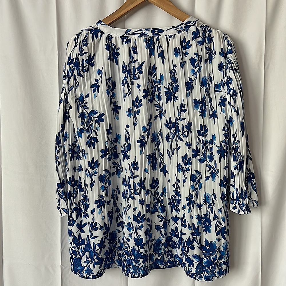 Croft & Barrow Dreamy Pleated Floral 3/4 Flutter Sleeve Shirt Top **Size PL** - Picture 2 of 5